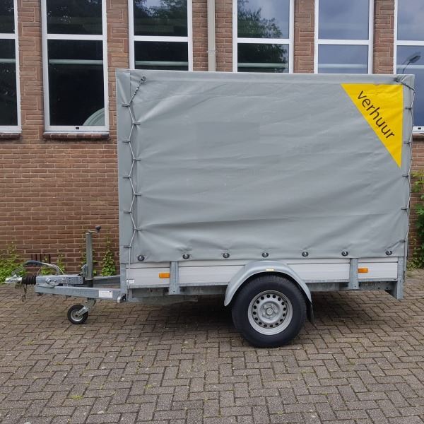 Goederenaanhanger met huif
